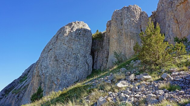 Фото Низкоугольный вид скальных образований на небе