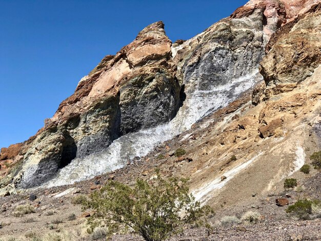 写真 空に照らされた岩の形成の低角度の視点