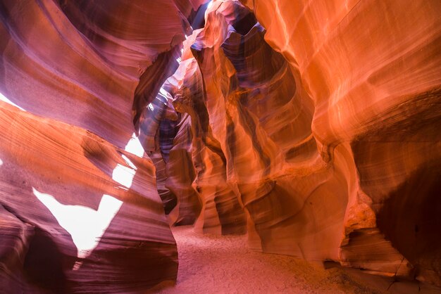 写真 岩の形成の低角度の視点