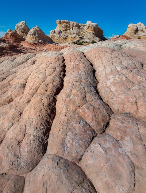 写真 天空を背景にした岩層の低角度の景色