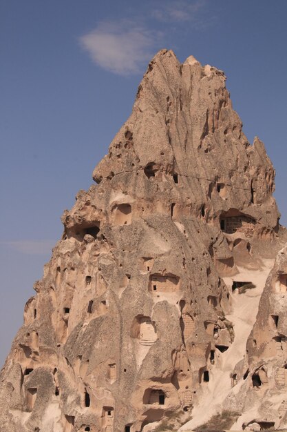 写真 天空を背景にした岩層の低角度の景色