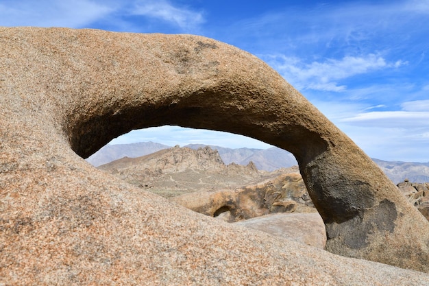 写真 天空を背景にした岩層の低角度の景色