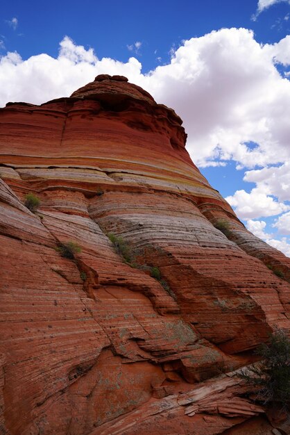 写真 空に照らされた岩の形成の低角度の視点
