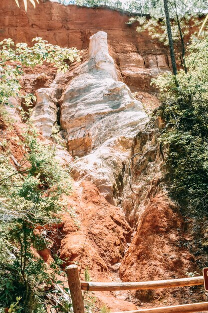 写真 岩の形成の低角度の視点