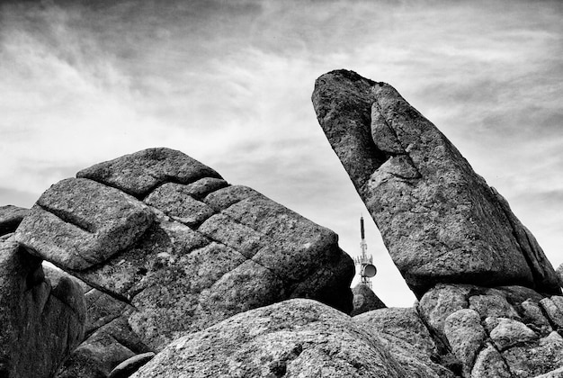 写真 天空を背景にした岩の低角度の景色