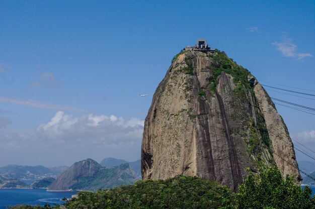 写真 青い空を背景に岩石の山の低角度の景色