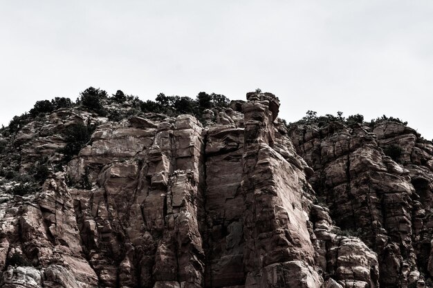 写真 明るい空を背景に岩石の山の低角度の景色