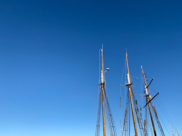 写真 澄んだ青い空を背景にした帆船の低角度の景色
