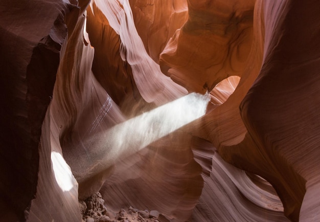 Фото Низкоугольный вид на живописные скалы