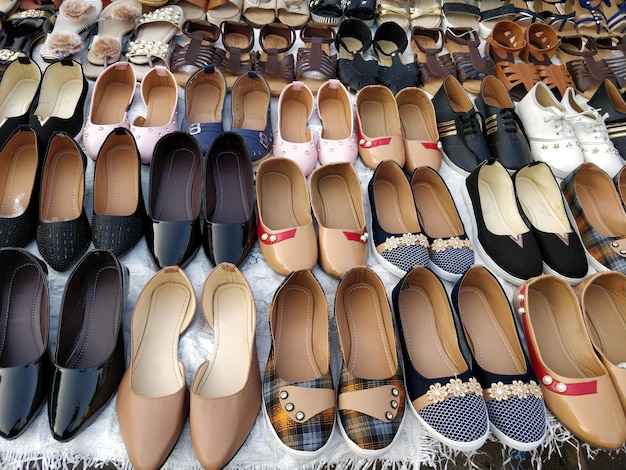 사진 시장 에서 판매 하는 신발 의 낮은 각도 관점