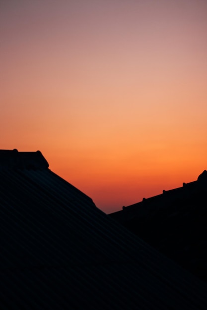 Фото Низкоугольный вид силуэта здания на небо во время захода солнца.