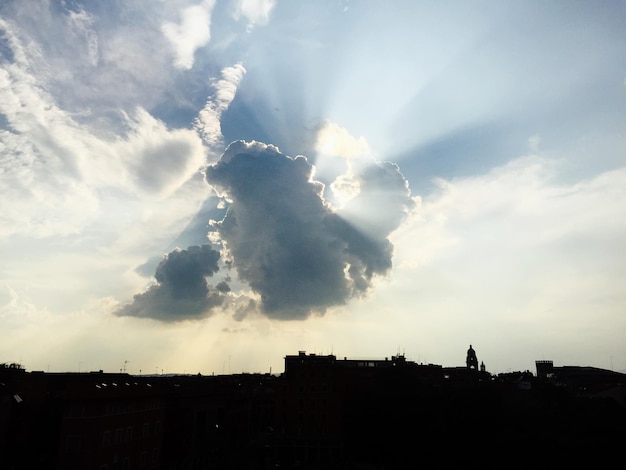 写真 雲の空に照らされたシルエット構造の低角度の眺め