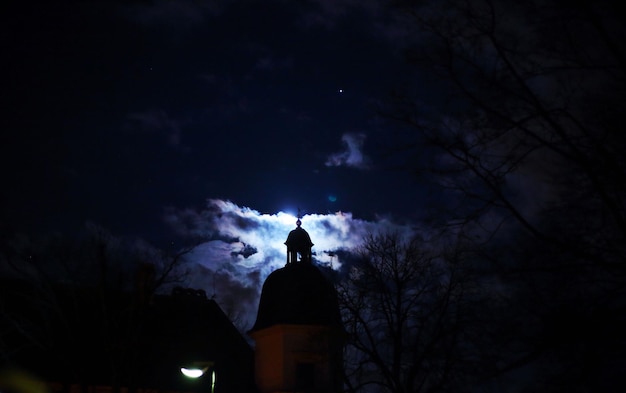 Фото Низкий угол зрения силуэта построенной структуры в ночное время