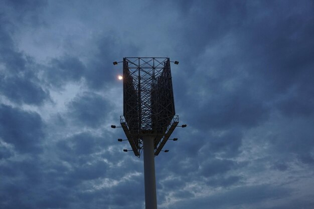 Фото Низкоугольный вид силуэта уличного фонаря на фоне неба