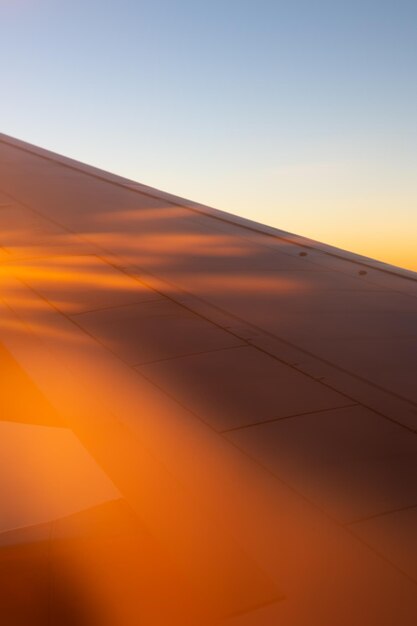 写真 夕暮れの空の低角度の眺め