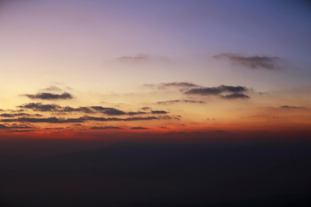Фото Низкоугольный вид неба во время захода солнца