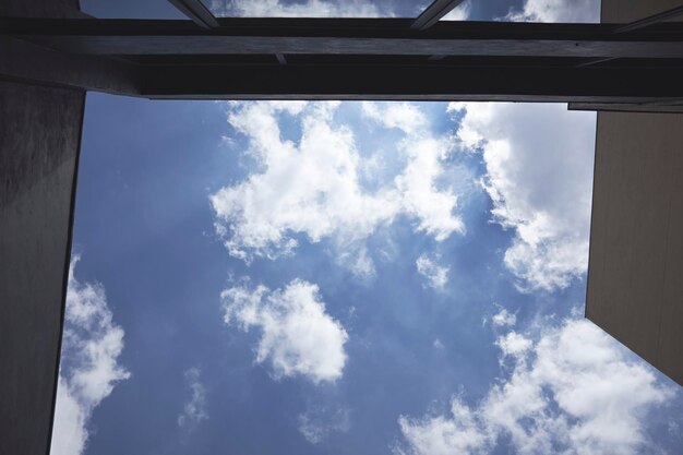 写真 空の低角度の視点