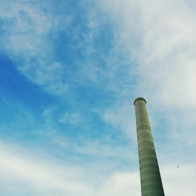 写真 った空を背景にした煙の低角度の景色