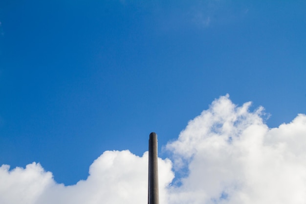 写真 天空を背景にした煙の低角度の景色