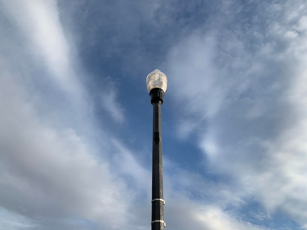 写真 天空を背景にした煙の低角度の景色