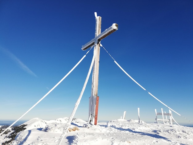 写真 明るい青い空に照らされた雪に覆われた山の低角度の景色