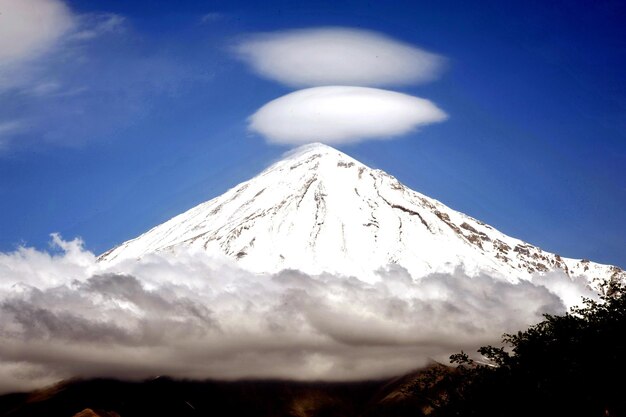 写真 青い空を背景に雪に覆われた山の低角度の景色