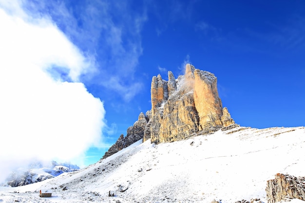 写真 空に照らされた雪に覆われた山の低角度の景色