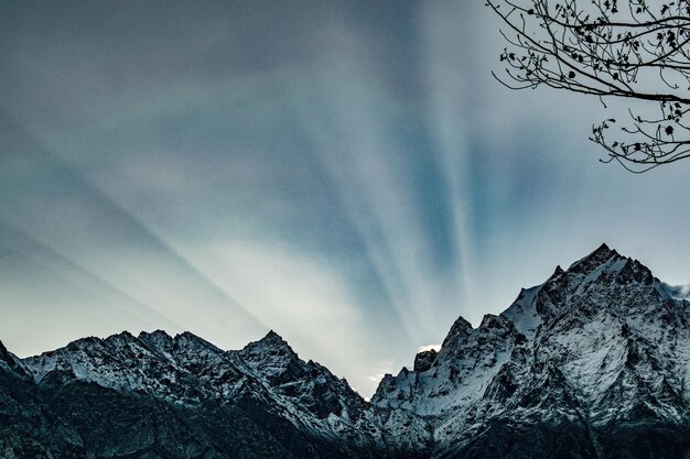 Фото Низкоугольный вид на заснеженные горы на фоне неба