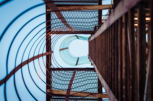 Фото Низкоугольный вид спиральной лестницы здания