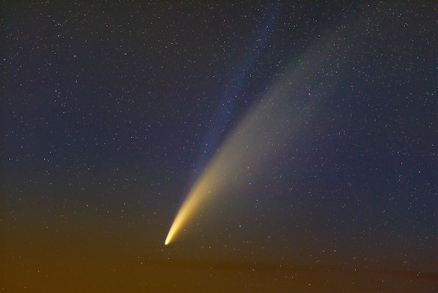 写真 夜空の星場を低角度で眺める