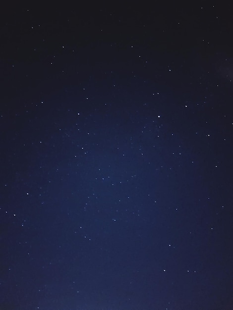 Фото Низкоугольный вид звезд на ночном небе