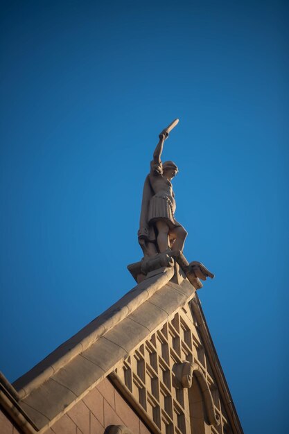 写真 青い空を背景に像の低角度の眺め