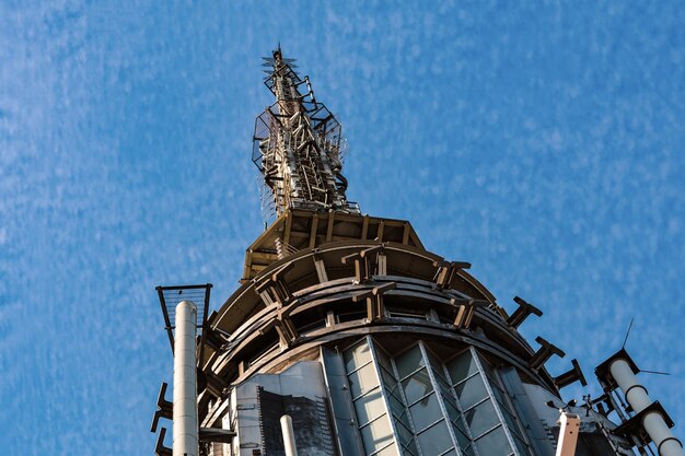 写真 青い空を背景に像の低角度の眺め