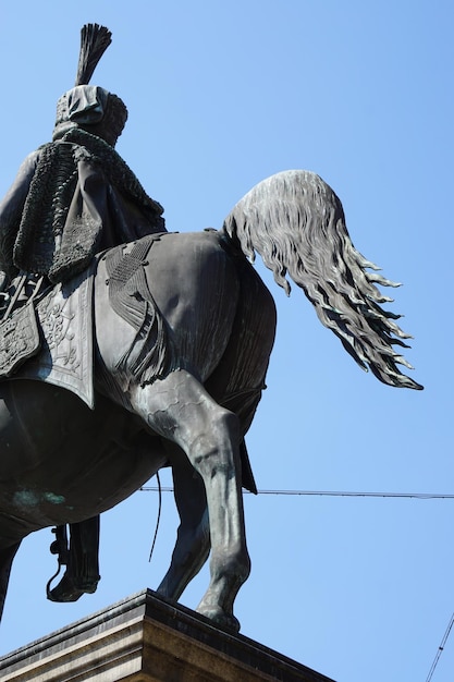 Фото Низкий угол изображения статуи на фоне голубого неба