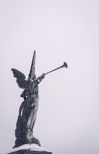 Фото Низкоугольный вид статуи на чистом небе