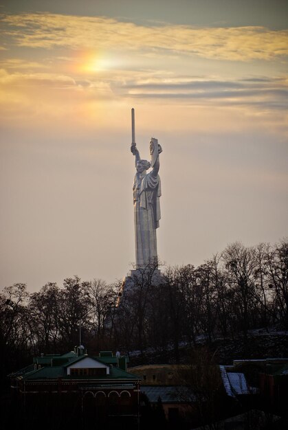 Фото Низкоугольный вид статуи на облачном небе