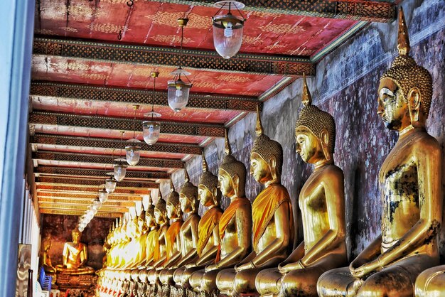 写真 寺院 の 像 の 低い 角度 の 眺め