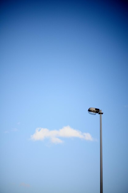 写真 空に照らされた街灯の低角度の景色