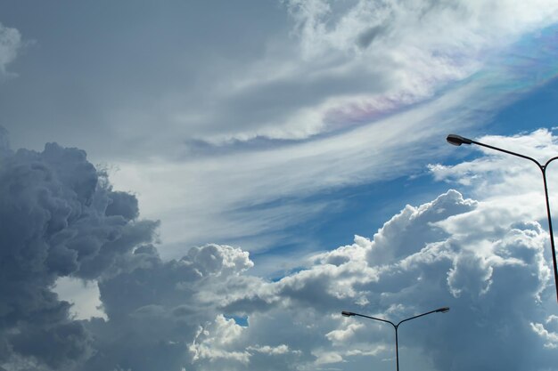 Фото Низкоугольный вид уличных фонарей на облачном небе