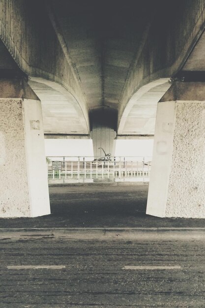 Фото Низкоугольный вид улицы под мостом елизаветы
