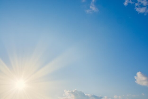 写真 空の太陽光の低角度の映像