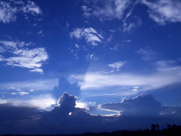 写真 雲を通り抜ける日光の低角度の視点