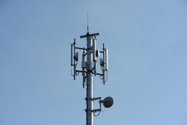 写真 澄んだ青い空に照らされた電話柱の低角度の景色