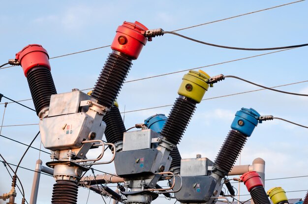 写真 空に照らされた電話柱の低角度の視点