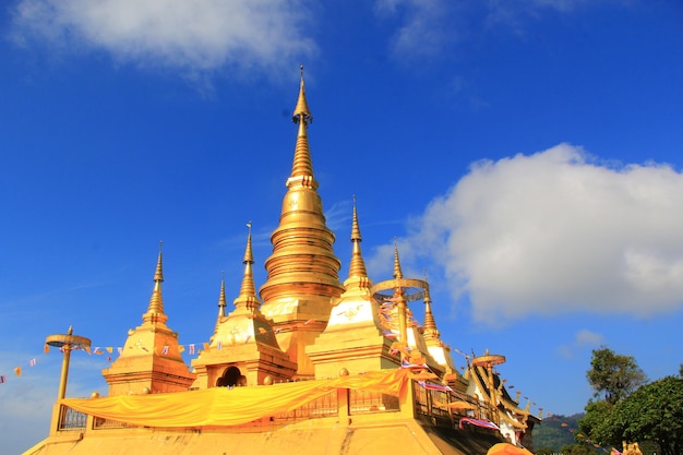 写真 建物の反対側にある寺院の低角度の景色