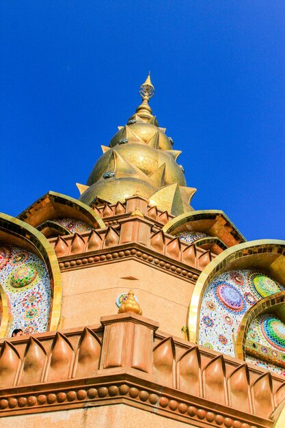 写真 建物の反対側にある寺院の低角度の景色