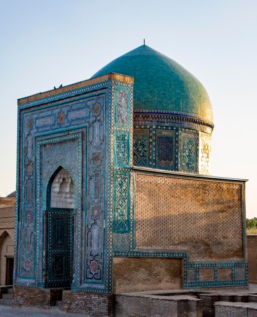 写真 建物の反対側にある寺院の低角度の景色