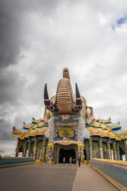 写真 建物の反対側にある寺院の低角度の景色