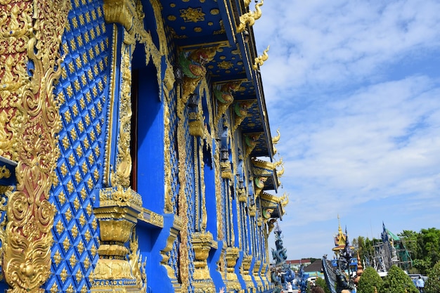 写真 建物の反対側にある寺院の低角度の景色