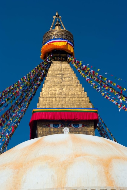 写真 明るい空を背景にした寺院の低角度の景色